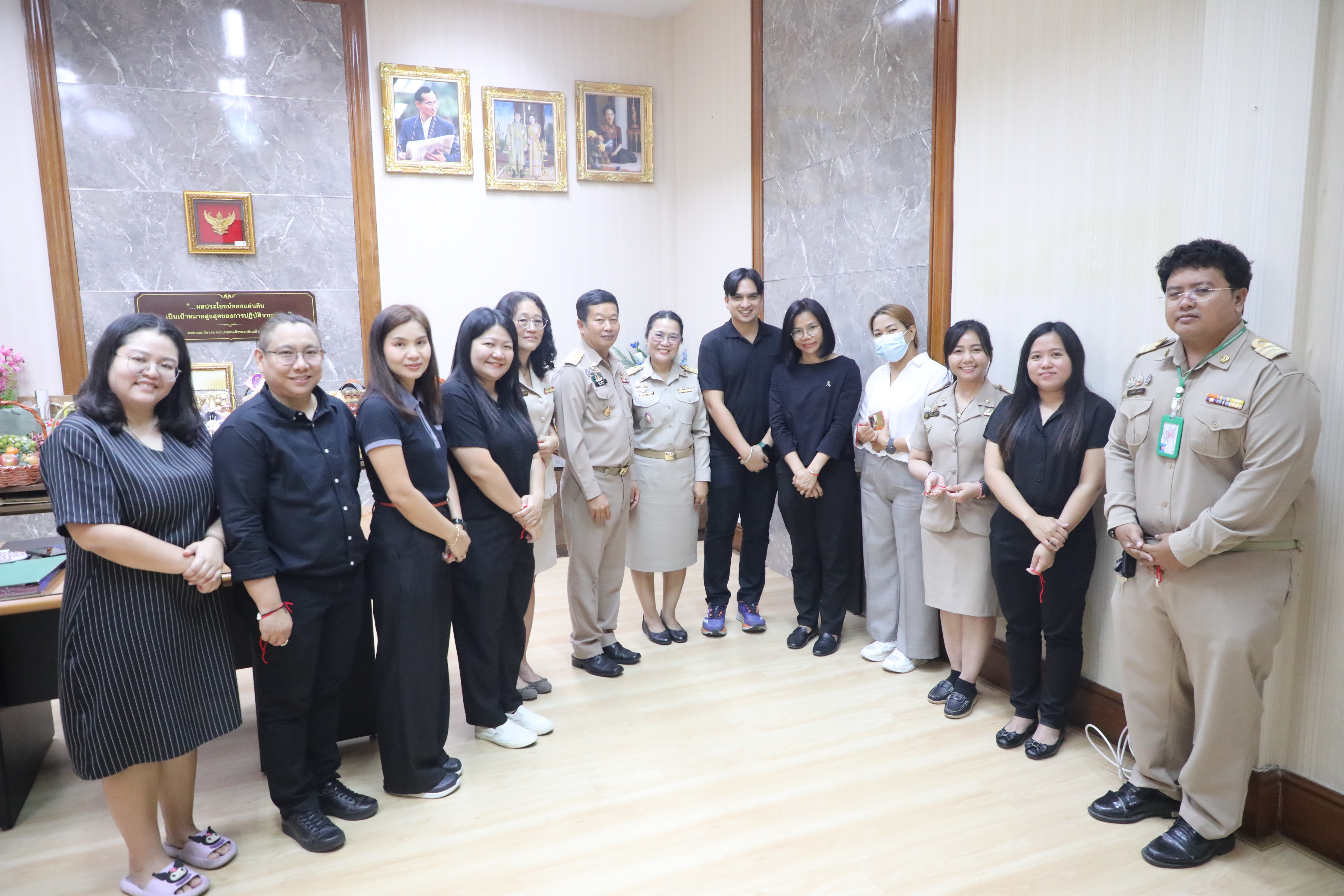 title - ส.ป.ก. ร่วมกัน สวัสดีปีใหม่ ผู้บริหารสำนักงานการปฏิรูปที่ดินเพื่อเกษตรกรรม พร้อมรับพรต้อนรับปีใหม่ 2569